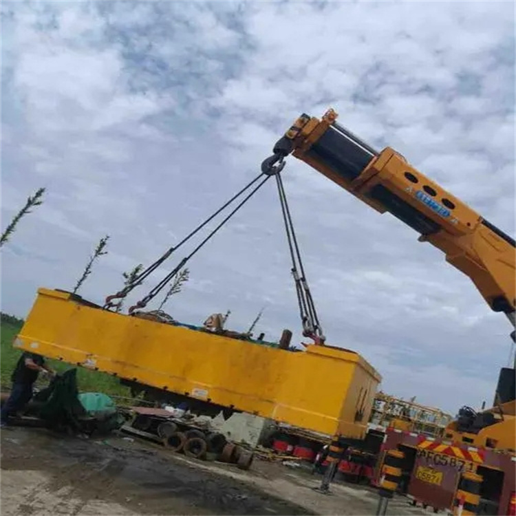 鄂城吊运集装箱的吊车